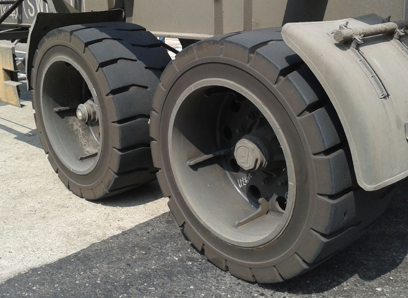 Use of bonded solid tyres for trailers